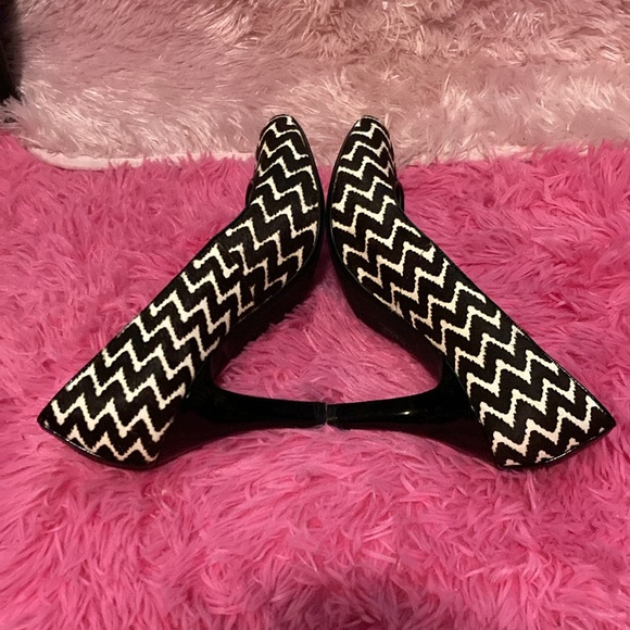 Sofft Moselle calf hair chevron pattern patent heel pumps in cream and brown 10 - Picture 7 of 12